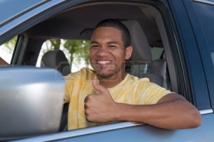 22161816-young-smiling-afro-am-ricain-hommes-thumb-place-dans-une-voiture[1].jpg