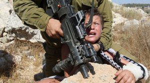 un-soldat-israelien-plaque-un-enfant-palestinien54.jpg