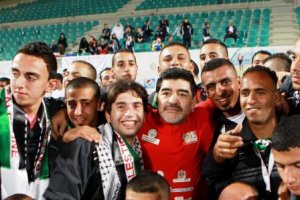 maradona-surrounded-by-palestinian-players.jpg