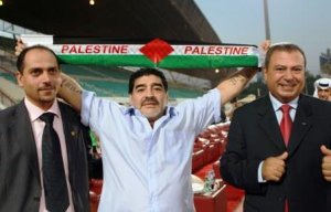 diego-maradona-holding-palestine-flag-on-a-banner.jpg