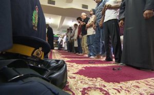 Prière de musulmans dans une synagogue au Canada.jpg
