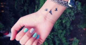 tatouage-oiseau-au-poignet-5.jpg