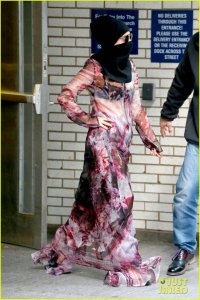 lady-gaga-wears-burqa-hospital-visit-18.jpg