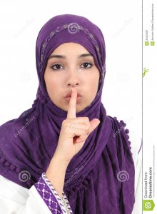 belle-femme-islamique-portant-un-hijab-demandant-le-silence-32454357.jpg
