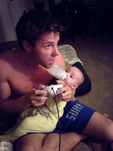 papa-et-bebe-jouent-aux-jeux-video-dad-ans-baby-playing-video-games-1.jpg