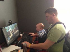 papa-et-bebe-jouent-aux-jeux-video-dad-ans-baby-playing-video-games-2.jpg