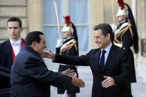 658477_france-s-president-sarkozy-welcomes-egypt-s-president-mubarak-at-the-elysee-palace-in-par.jpg