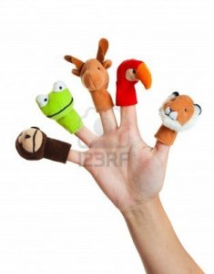 6016384-main-femme-portant-des-5-marionnettes-de-doigt--singe-de-grenouilles-de-rennes-de-perroq.jpg