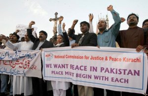 Au-Pakistan-une-dispute-sur-la-religion-tourne-a-l-emeute-antichretienne_article_popin.jpg