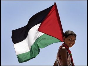 0 drapeau-de-la-palestine-porte-par-un-enfant-palestinien.jpg