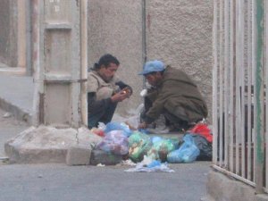 2 marocains mangent dans les poubelles.jpg