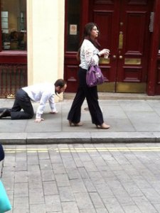 Londres-on-sait-desormais-pourquoi-une-femme-tenait-un-homme-en-laisse-dans-la-rue_w240.jpg