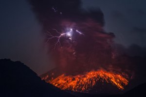 Foudre-sur-éruption-volcanique.jpg