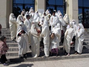 574430_des-algeriennes-portant-le-haik-participent-a-une-manifestation-le-21-mars-2013-a-alger.jpg
