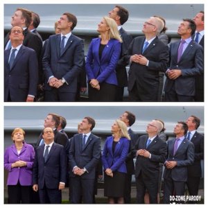 F Hollande OTAN photo insolite regarde ailleurs.JPG