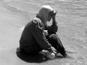 040802000123_akh_tu_vie_nabeul_plage_femme_voilee.JPG