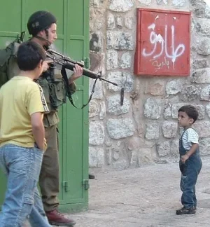 israel_soldat_menace_enfant.jpg