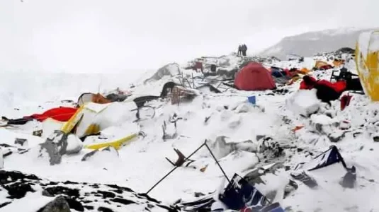 648x415_le-25-avril-2015-une-avalanche-a-frappe-le-camp-de-base-de-l-everest-apres-le-seisme.jpg