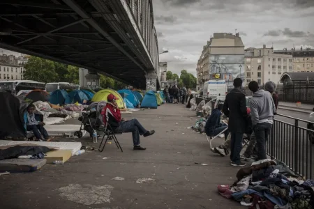 4643771_7_e270_les-refugies-vivent-ici-dans-des-conditions_b78f49e5d98ff1a0947db88600dfa0f5.jpg