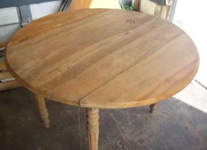 464979-Petite-table-ronde-noyer-440x320.JPG