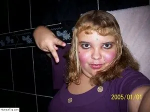 Femme_moche_dans_sa_salle_de_bain.jpg