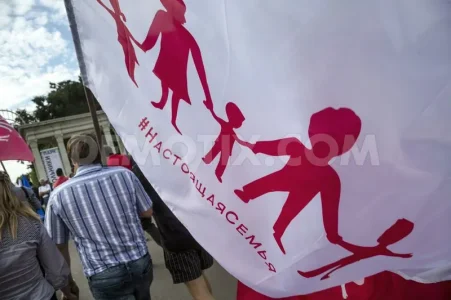 1436388837-united-russia-political-party-unveils-russian-straight-pride-flag_8060130.jpg