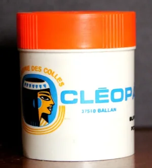 cleo-reine-des-colles-creee-en-1930-pot-vers-1975.jpg