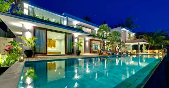 Malimbu_Cliff_-_villa_at_night.jpg