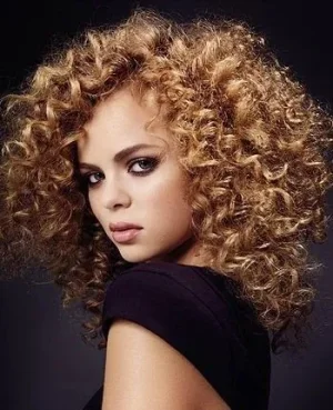 Coupe_cheveux_boucl_s_mi_long_2015.jpg