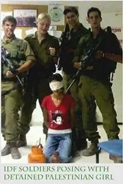 soldats_posant_avec_enfant_arrete_-2-5df9f-55cf8.jpg