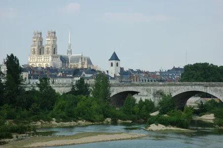 1280px-France_Orleans_Cathedrale_Pont_Georges_V_01.JPG