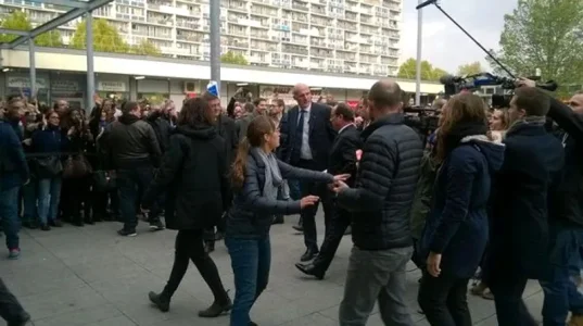 François Hollande poursuivi par des sans-dents.jpg