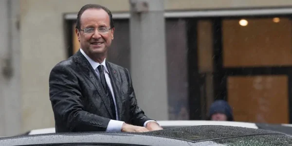 Francois-Hollande-president-de-la-Republique-sous-la-pluie.jpeg