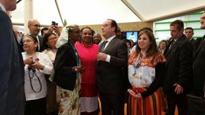 COP21 - Une jeune Amazigh … saluée par François Hollande.jpg