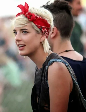 coiffure-bandeau-cheveux-rouge-motifs-cheveux-blonds-semi-attachés.jpg