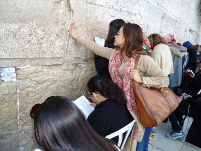 Ghizlaine Taibi de 2M verse une larme au Kotel sur le sort des siens....jpg
