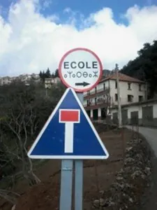 Désarabisation de plaques de signalisation __.jpg