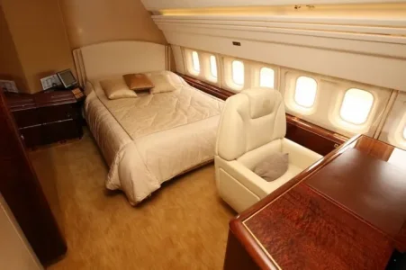donald-trumps-boeing-757-5-690x459.jpg