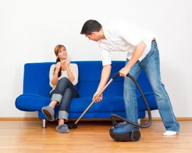 homme-aspirateur-menage-femme[1].jpg