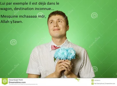 ballot-d-homme-d-amoureux-avec-un-bouquet-des-fleurs-19725414.jpg