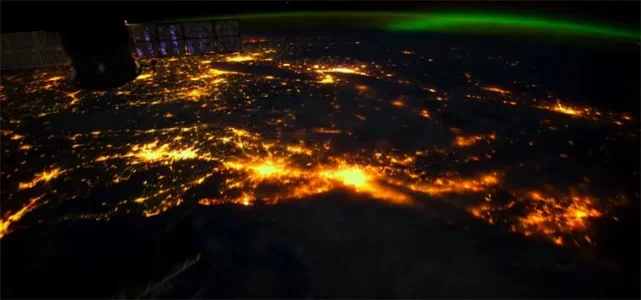 aurora-borealis-from-space-11.jpg