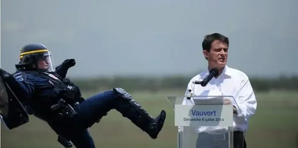 valls dégage.jpg