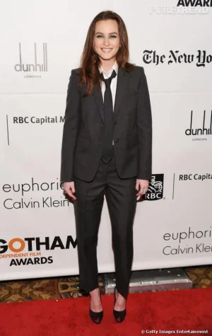 femme-pantalon-cravate.jpg