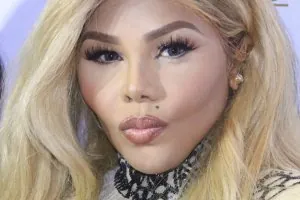 Lil-Kim-Skin-Beaching-Near-White-And-Blonde-Hair-New-Look-Sparks-Controversy-Instagram-2016.jpg