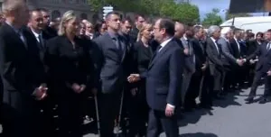 Un-policier-refuse-de-serrer-la-main-a-Francois-Hollande.jpg