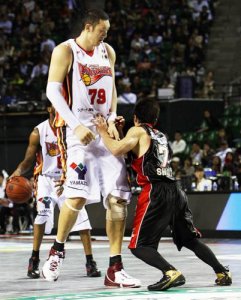 Sun-Ming-Ming-Tall-Basketball-Player.jpg