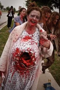 geeklemag-cosplay-zombie-femme-enceinte.jpg