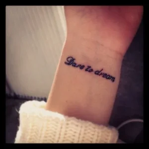 petit-tatouage-poignet-phrase.jpg
