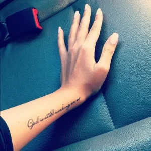 tatouage-phrase-réligieuse-avant-bras-et-poignet-femme.jpg