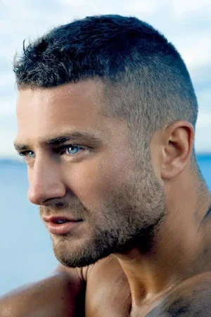 coupe-de-cheveux-homme-–-style-militaire-cheveux-tres-courts.jpg